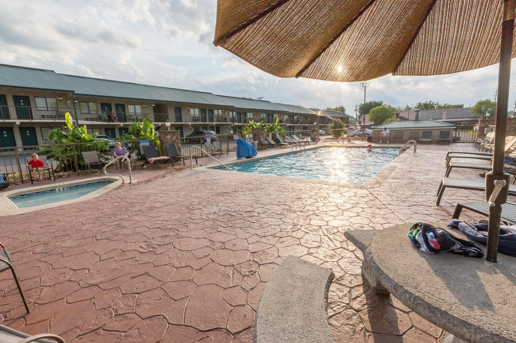 Mountain Breeze Motel Pigeon Forge Dış mekan fotoğraf
